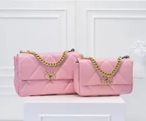 CC1071 CHANEL 19 Handbag / Small/Medium