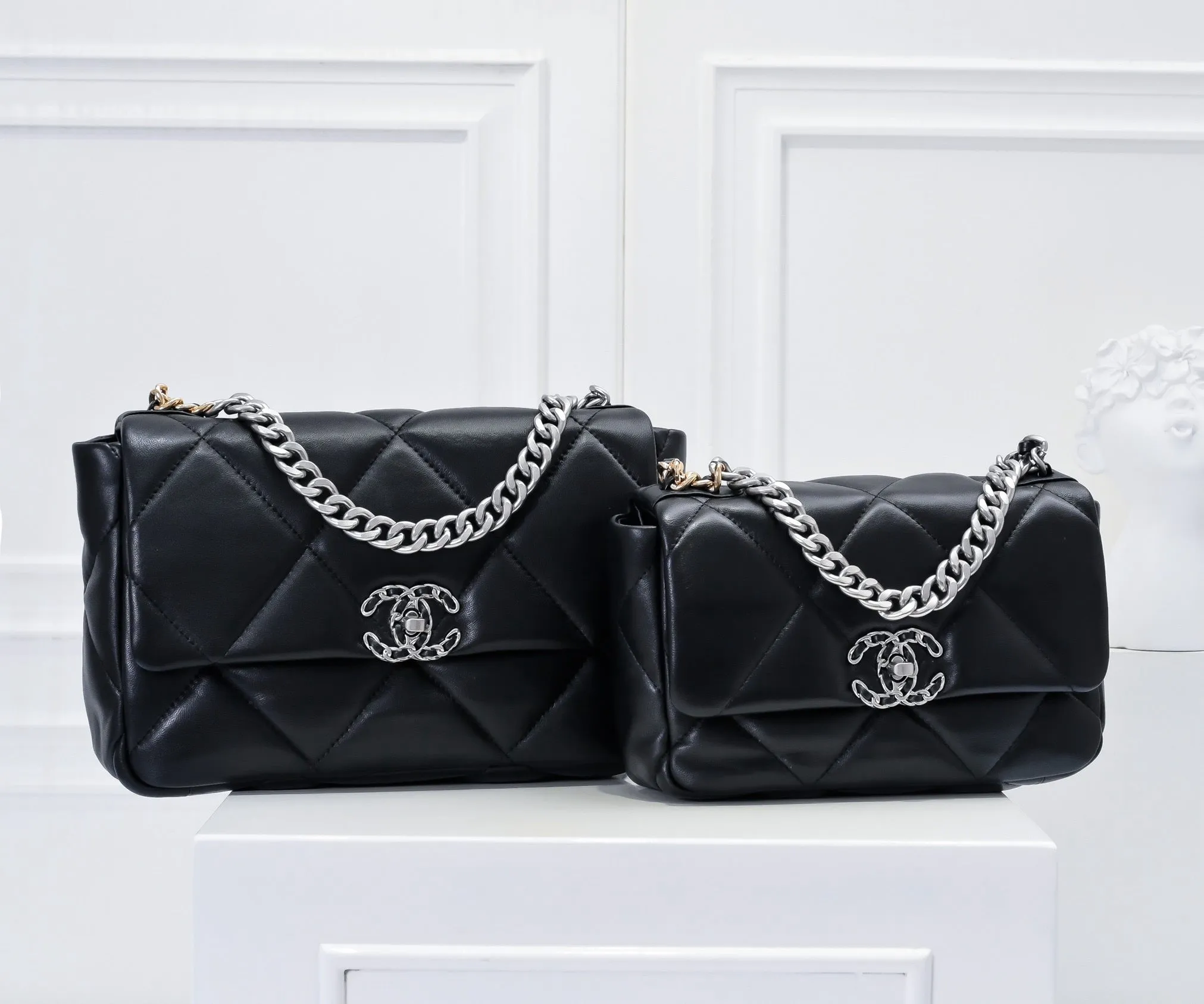 CC1071 CHANEL 19 Handbag / Small/Medium