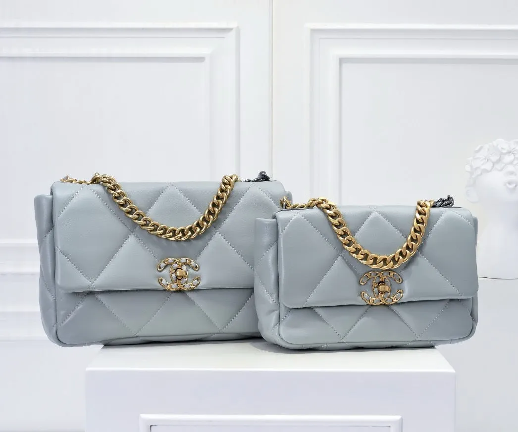 CC1071 CHANEL 19 Handbag / Small/Medium