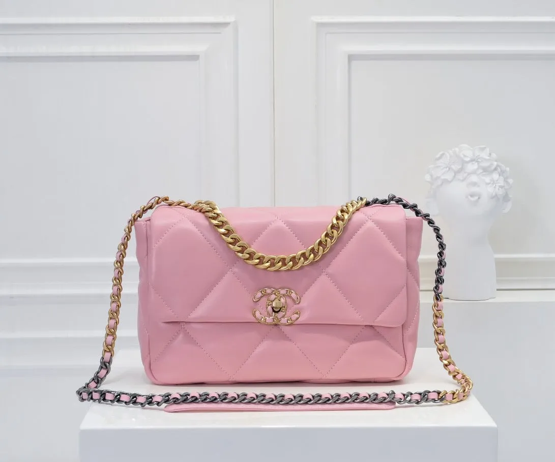 CC1071 CHANEL 19 Handbag / Small/Medium