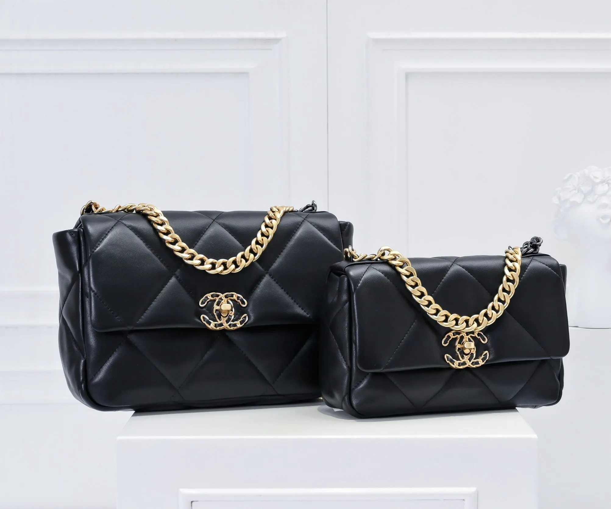 CC1071 CHANEL 19 Handbag / Small/Medium