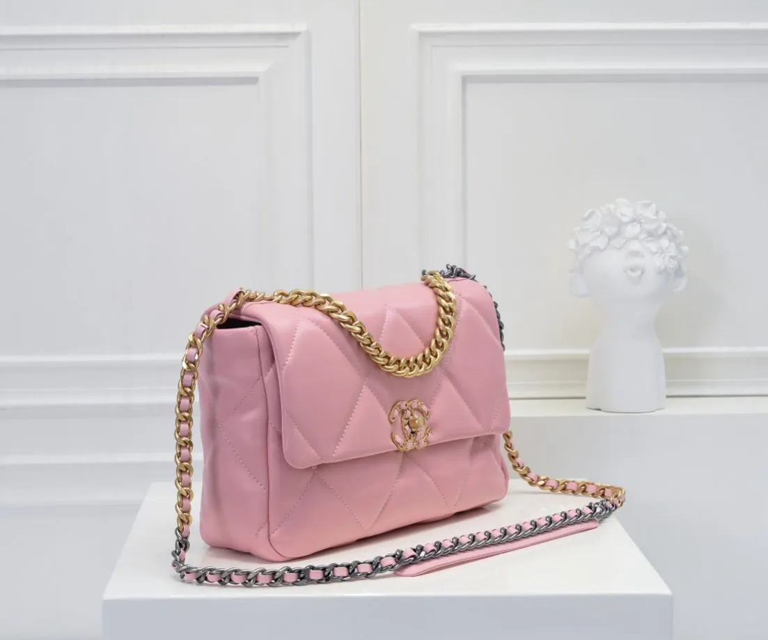 CC1071 CHANEL 19 Handbag / Small/Medium