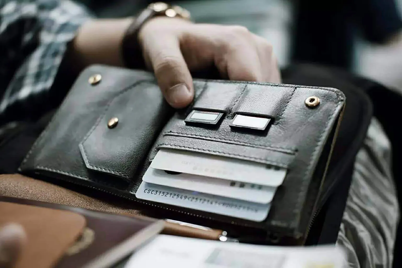 PASSPORT WALLET - black